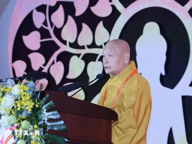 Trưởng lão Hòa thượng Thích Thiện Nhơn, Chủ tịch Hội đồng Trị sự Trung ương Giáo hội Phật giáo Việt Nam, đọc diễn văn khai mạc Vesak 2025. (Ảnh: Lâm Khánh/TTXVN)