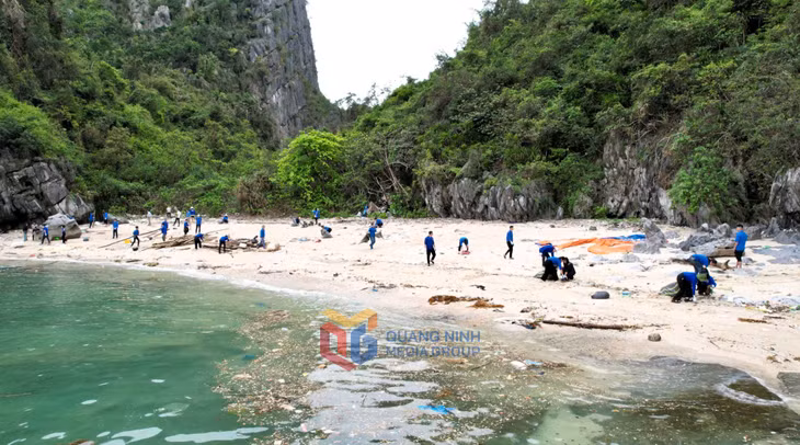 Khu vực đảo Áng Dù được coi là "rốn rác" vì là điểm dòng hải lưu cuốn rác thải từ ngoài biển vào vịnh.