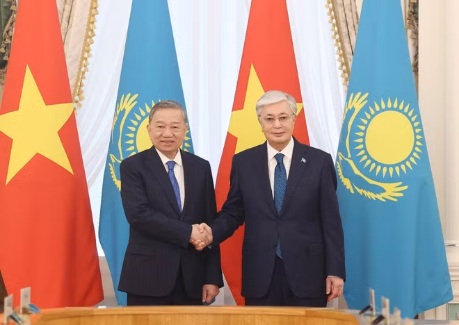 Tổng Bí thư Tô Lâm và Tổng thống Kazakhstan Kassym-Jomart Tokayev chụp ảnh chung trước hội đàm cấp Nhà nước. (Ảnh: Thống Nhất/TTXVN)
