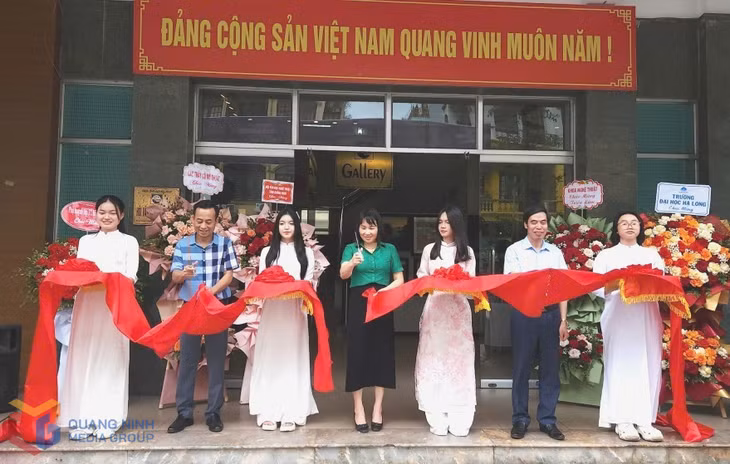 Các đại biểu cắt băng khai mạc triển lãm.