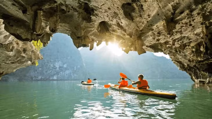 Tour Vịnh Hạ Long 2 ngày 1 đêm: Lịch trình, giá tốt, trải nghiệm cùng Phê Travel ảnh 3