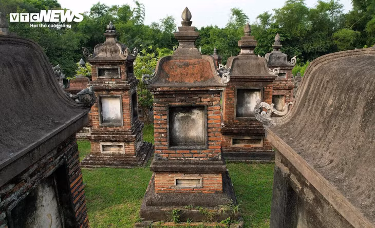 "Các ngôi tháp thường chứa xá lị, tro cốt của các vị tăng, ni. Đặc biệt, trong vườn có một ngôi tháp an táng 26 nhà sư mà tất cả các sư đều là anh em cùng sơn môn, cùng tu một thầy, khi sống gắn bó với nhau nên khi qua đời vẫn muốn được nằm cạnh nhau", Đại đức Thích Tục Vinh cho biết thêm.