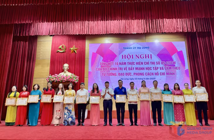 Các đồng chí lãnh đạo thành phố trao Giấy khen cho các tập thể, cá nhân có thành tích xuất sắc trong phong trào thi đua “Học và làm theo Bác” giai đoạn 2016-2025; phong trào “Học và làm theo Bác” năm 2024.