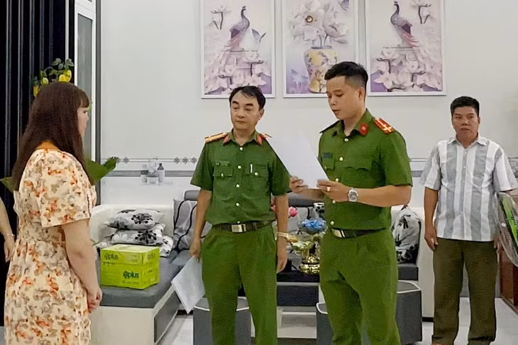 Cơ quan Công an khám xét thu giữ tang vật liên quan tại nơi ở của Hồng. Ảnh: Vũ Tiến