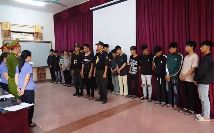 Công an Điện Biên khởi tố 18 'quái xế' mang hung khí gây náo loạn trên đường phố. (Ảnh Công an Điện Biên).