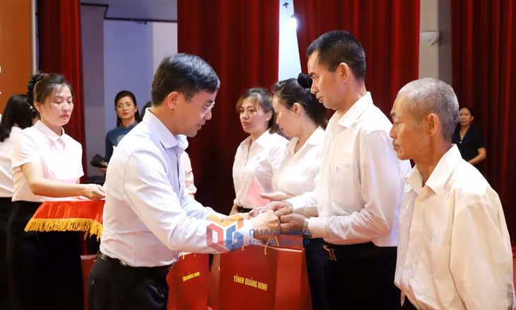 Đồng chí Phạm Đức Ấn, Phó Bí thư Tỉnh ủy, Chủ tịch UBND tỉnh, tặng quà cho công nhân có hoàn cảnh khó khăn.