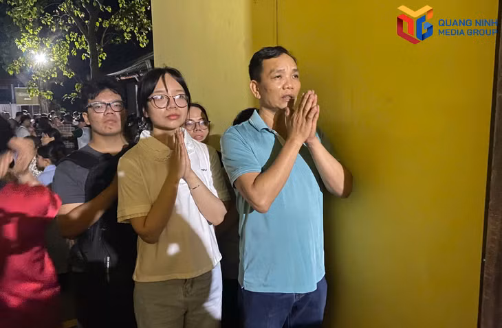 Các phật tử thành tâm vái vọng từ xa.