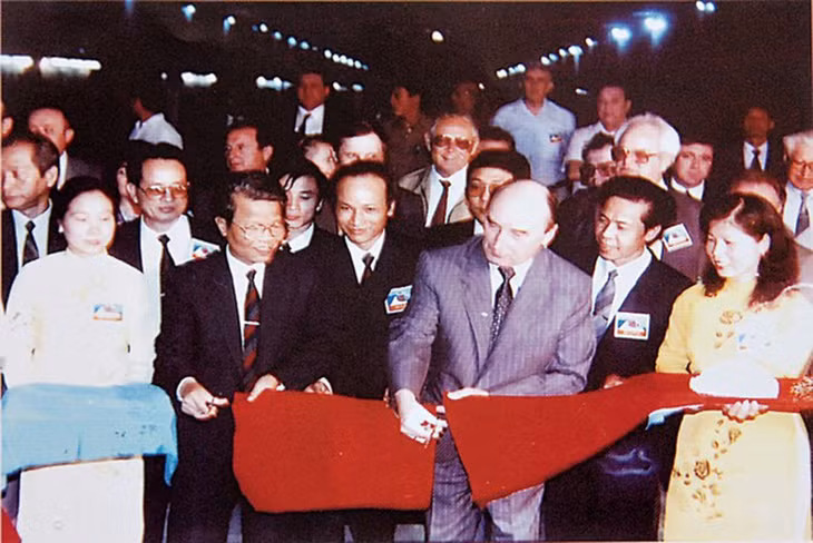 Phó Thủ tướng Trần Đức Lương (hàng đầu, thứ hai từ trái sang) cắt băng khởi động tổ máy số 8 Thủy điện Hòa Bình (năm 1994). Nguồn: Sách Hòa Bình - Ánh điện không bao giờ tắt.