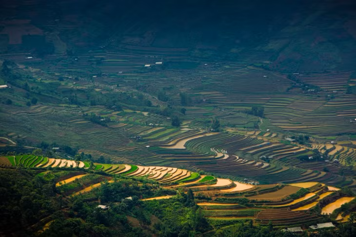 Khi đến Mù Cang Chải, du khách cần lưu ý giữ gìn cảnh quan, tôn trọng không gian sống của người dân, không đi vào ruộng nếu chưa được sự cho phép và hạn chế tiếng ồn trong bản. Chuẩn bị giày chống trơn, trang phục gọn nhẹ và chủ động đặt chỗ lưu trú sớm là những điều cần thiết để có một hành trình khám phá mùa nước đổ trọn vẹn và an toàn.