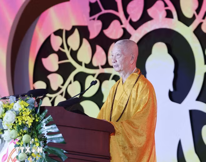 Đức Trưởng lão Hòa thượng Thích Trí Quảng, Pháp chủ Hội đồng Chứng minh Giáo hội Phật giáo Việt Nam trình bày thông điệp Vesak 2025. (Ảnh: Lâm Khánh/TTXVN)