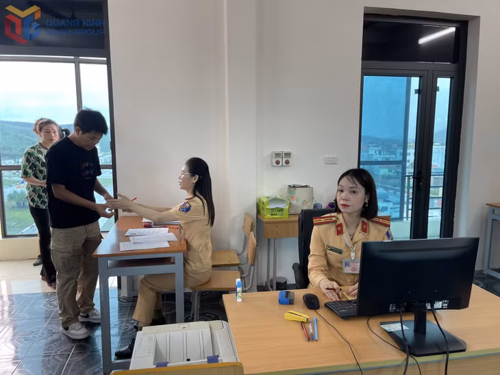 Cán bộ Phòng CSGT (Công an tỉnh) hướng dẫn học viên nội quy trước khi bước vào phòng thi lý thuyết.