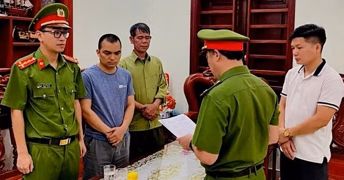 Lê Thế Hải (áo thun xanh) - một trong những nghi phạm vừa bị bắt vì mua bán hóa đơn trái phép - Ảnh: THÙY TRANG