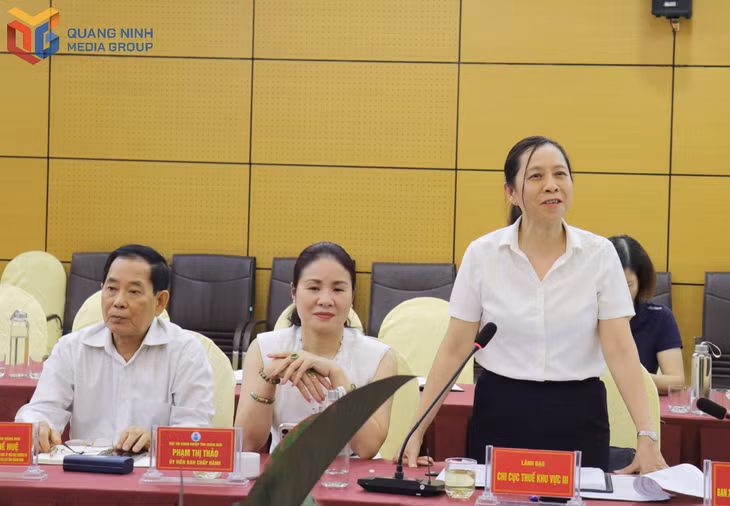 Lãnh đạo Chi cục Thuế khu vực III giải đáp một số nội dung.