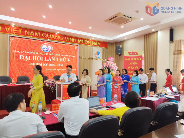 Các đại biểu bỏ phiếu bầu Bí thư Đảng ủy Trường THPT Chuyên Hạ Long tại Đại hội.