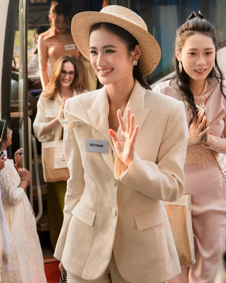 Hoa hậu Ý Nhi với nhiều phong cách thời trang ấn tượng - Ảnh: FBNV