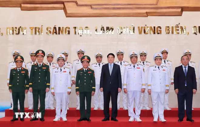 Chủ tịch nước Lương Cường với các đại biểu tham dự buổi lễ. (Ảnh: Trọng Đức/TTXVN)