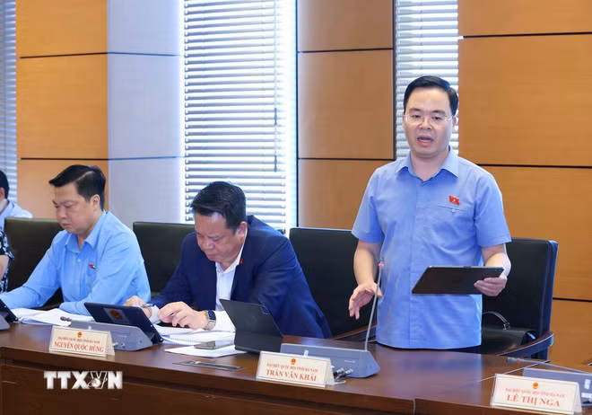 Đại biểu Quốc hội tỉnh Hà Nam Trần Văn Khải thảo luận ở tổ. (Ảnh: Phương Hoa/TTXVN)