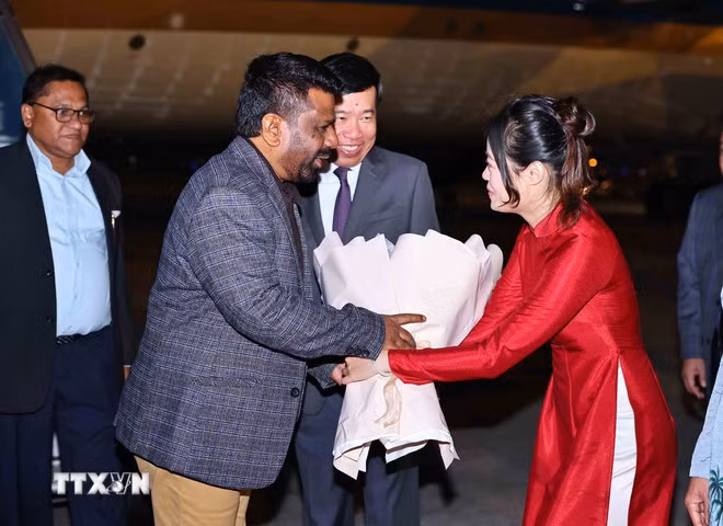 Lễ đón Tổng thống nước Cộng hòa Xã hội Chủ nghĩa Dân chủ Sri Lanka Anura Kumara Dissanayaka tại sân bay Quốc tế Nội Bài. (Ảnh: Minh Đức/TTXVN)
