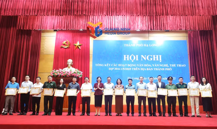 TP Hạ Long khen thưởng các cá nhân có thành tích xuất sắc trong công tác tổ chức các sự kiện văn hóa, văn nghệ, thể thao dịp 30/4 - 1/5.