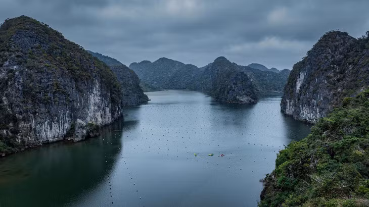 Hồ Hang Vẹm nằm ở phía Đông Nam đảo Cát Bà. Để đến đây, du khách thường di chuyển bằng thuyền hoặc kayak từ bến Bèo hoặc các bến tàu du lịch trong thị trấn Cát Bà. Thời gian di chuyển bằng thuyền khoảng 1 giờ, tùy thuộc vào điều kiện thời tiết và loại phương tiện. Ảnh: Van Ngo