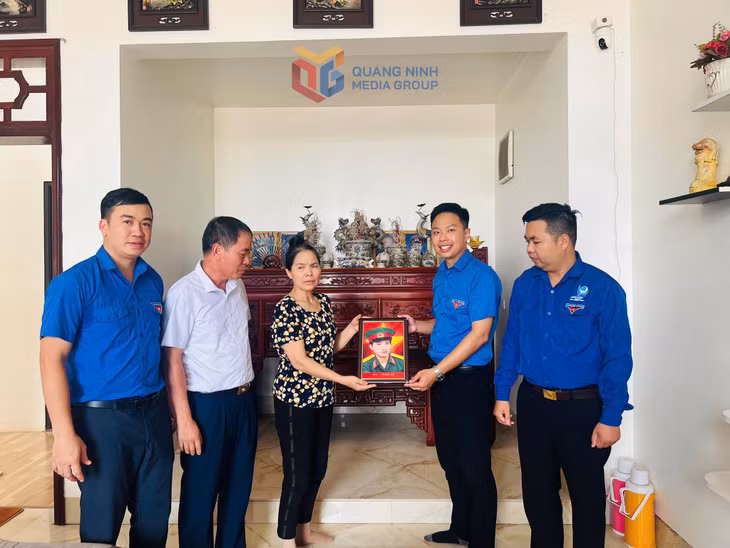 Thường trực Huyện Đoàn Tiên Yên trao di ảnh phục dựng cho gia đình liệt sĩ trên địa bàn. Ảnh: Đơn vị cung cấp.