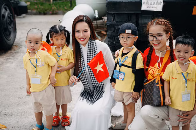 Những du khách nhí tham quan Dinh Độc lập, Thành phố Hồ Chí Minh trong kỳ nghỉ ý nghĩa. (Ảnh: CTV/Vietnam+)