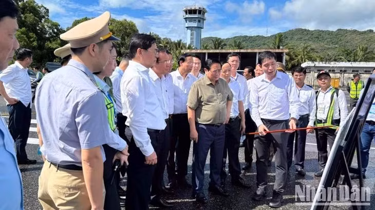 Thủ tướng Phạm Minh Chính nghe báo cáo về quy hoạch Cảng hàng không Côn Đảo. (Ảnh: VŨ TÂN)