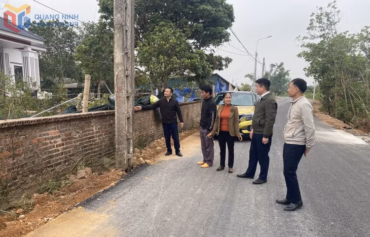 Cán bộ xã Đông Ngũ và thôn Đồng Đạm kiểm tra đường liên thôn Đồng Đạm vừa được xây mới.