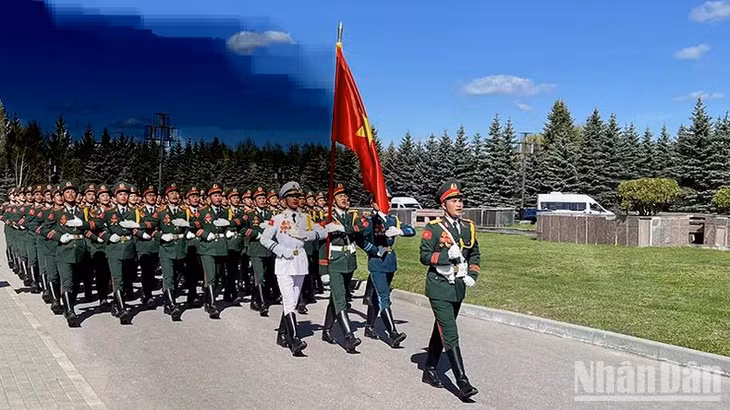 Quân nhân Việt Nam hăng say luyện tập cho lễ duyệt binh tại Quảng trường Đỏ. (Ảnh: XUÂN HƯNG)