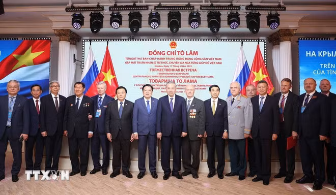 Tổng Bí thư Tô Lâm và các đại biểu tham dự buổi gặp mặt chụp ảnh chung. (Ảnh: Thống Nhất/TTXVN)