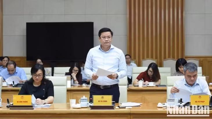 Lãnh đạo Bộ Tài chính phát biểu ý kiến tại cuộc làm việc. (Ảnh: TRẦN HẢI)