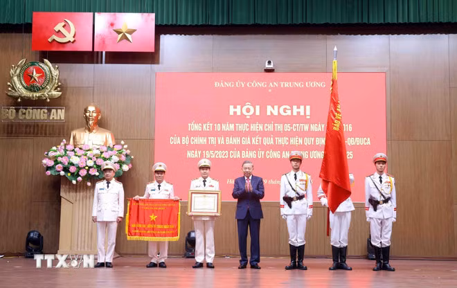 Tổng Bí thư Tô Lâm trao Danh hiệu “Anh hùng lực lượng vũ trang nhân dân” cho Cục An ninh mạng và phòng, chống tội phạm sử dụng công nghệ cao, Bộ Công an. (Ảnh: Phạm Kiên/TTXVN)