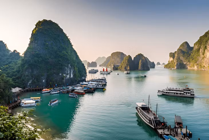 Bình yên giữa kỳ quan thiên nhiên Vịnh Hạ Long. Nguồn: Shutterstock