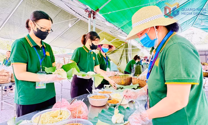 Rất đông người dân thiện nguyện từ các nơi đổ về Yên Tử hỗ trợ công tác đóng gói xôi.