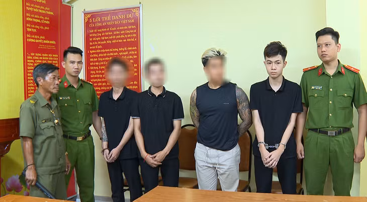 Các đối tượng liên quan vụ việc được đưa về cơ quan công an làm việc. Ảnh: Công an cung cấp