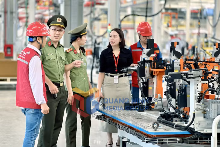 Cán bộ Phòng An ninh kinh tế (Công an tỉnh) kiểm tra thực địa tại Nhà máy ô tô Thành Công (KCN Việt Hưng) (5-2025). Ảnh: Hằng Ngần