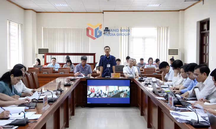 Công dân trình bày kiến trị với Hội đồng tiếp công dân tỉnh.