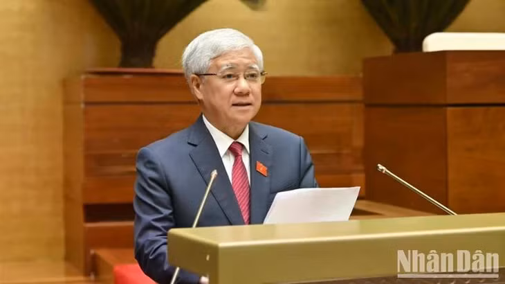 Chủ tịch Ủy ban Trung ương Mặt trận Tổ quốc Việt Nam Đỗ Văn Chiến trình bày tờ trình. (Ảnh: THỦY NGUYÊN)