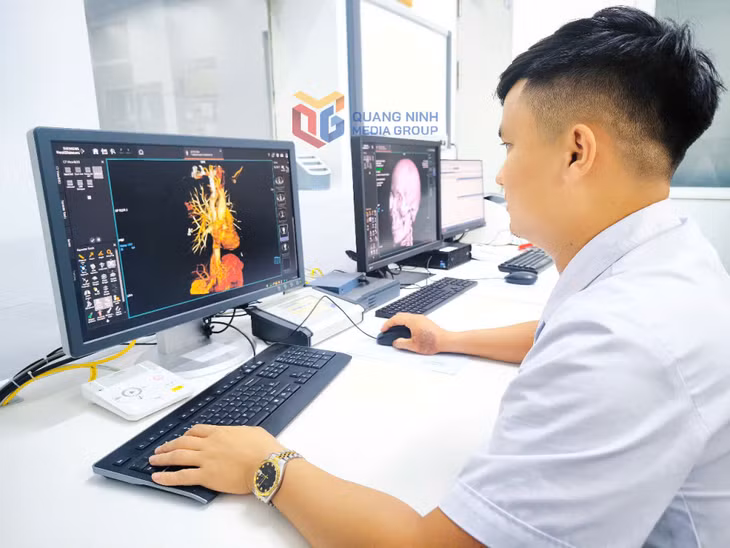 Cán bộ TTYT Vân Đồn dựng ảnh 4D chụp cắt lớp vi tính CT-Scanner đẩy lên hệ thống PACS (lưu trữ và truyền tải hình ảnh) để bệnh nhân, hoặc các bác sĩ khác có thể xem được kết quả trực tuyến.