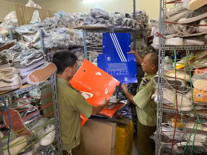 Lực lượng chức năng của Hà Nội kiểm tra kho hàng được bán trực tuyến. (Ảnh: Vietnam+)