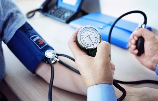 Có nhiều nguyên nhân gây hạ huyết áp trong đó có thể là do thay đổi tư thế đột ngột.