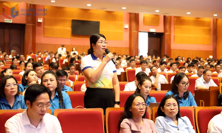 Đại diện công nhân Công ty CP Xi măng và Xây dựng Quảng Ninh, trình bày ý kiến tại hội nghị.