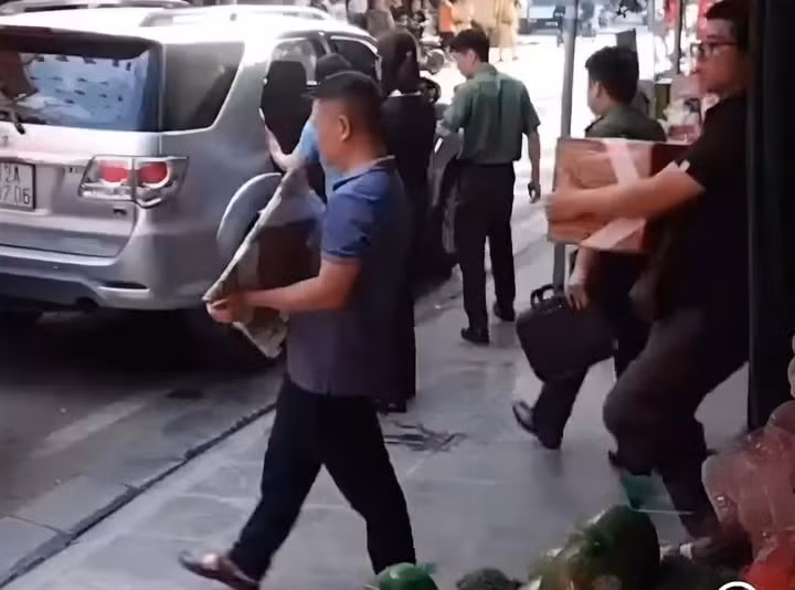 Lực lượng chức năng khám xét nơi ở và thu giữ nhiều tài liệu của Lê Việt Hùng.