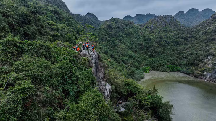 Một trong những điểm nhấn trên đường đi là đỉnh Khỉ Vàng – nơi có địa hình lởm chởm với đá tai mèo sắc nhọn. Từ chân núi đến đỉnh chỉ khoảng 2km, nhưng cung đường này đòi hỏi thể lực và sự kiên trì vì đoạn cuối khá dốc và khó di chuyển. Ảnh: Van Ngo