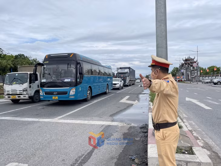 Lực lượng cảnh sát giao thông bố trí chốt chặn tại các ngã tư, điểm giao cắt từ ngã ba Dốc Đỏ vào Yên Tử để đảm bảo giao thông được thông suốt.