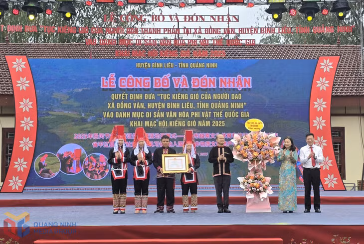 Đồng chí Vi Ngọc Bích, Ủy viên BTV Tỉnh ủy, PCT Thường trực HĐND tỉnh, tặng hoa chúc mừng Đảng ủy, chính quyền và nhân dân xã Đồng Văn, huyện Bình Liêu nhận quyết định Tục Kiêng gió trở thành di sản văn hóa phi vật thể quốc gia.