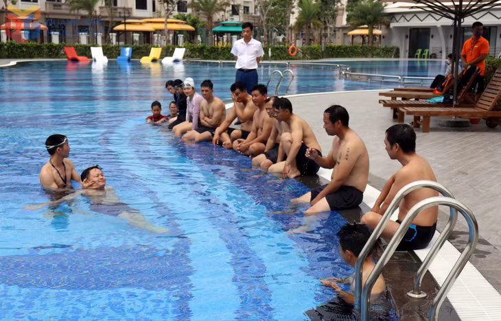 Giảng viên giàu kinh nghiệm Trường Đại học Thể dục Thể thao Bắc Ninh hướng dẫn cụ thể các kỹ thuật cứu đuối cho các học viên lớp học.