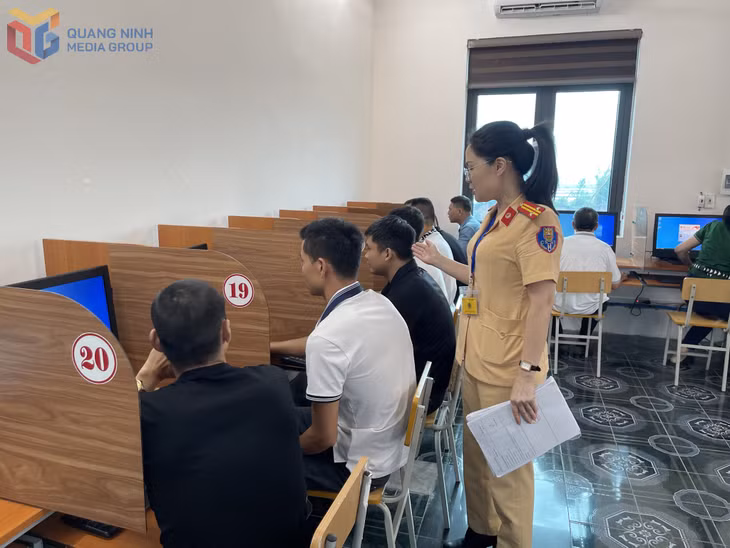 Các thí sinh thực hiện nội dung sát hạch lý thuyết trên máy tính. 