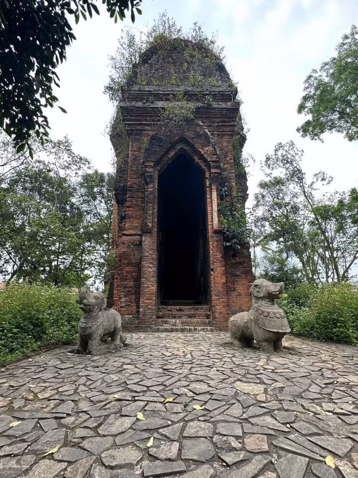 Bên trong thờ một Linga bằng đá (hiện nay chỉ còn bệ thờ). Phía trước tháp hiện còn hai con vật bằng đá: Sư tử và voi. Ảnh: Thanh Ba