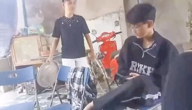 Sự việc nam sinh bị đánh được ghi lại. Ảnh cắt từ clip